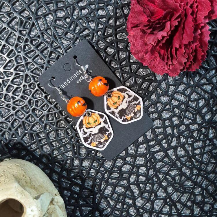 Halloweeni kavalkád chibi fülbevaló barna háttér